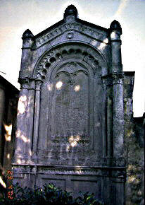 Grab 34 entlang der ostseitigen Friedhofmauer