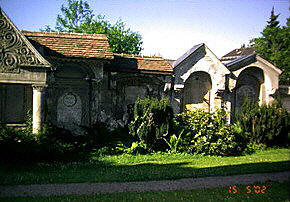 Grab 9 bis 13 entlang der südseitigen Friedhofmauer