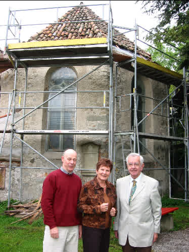 Stellv. Vors. Peter Borel, Rosmarie Auer und Vorsitzender Altlandrat Klaus Henninger 2005 vor der eingerüsteten Kröll-Kapelle