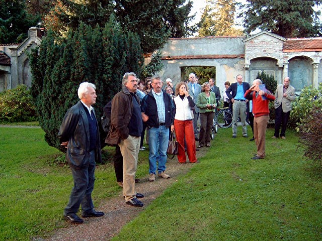 Peter Borel zeigt 2006 dem Bauausschuss die sichtbaren Mauerschäden