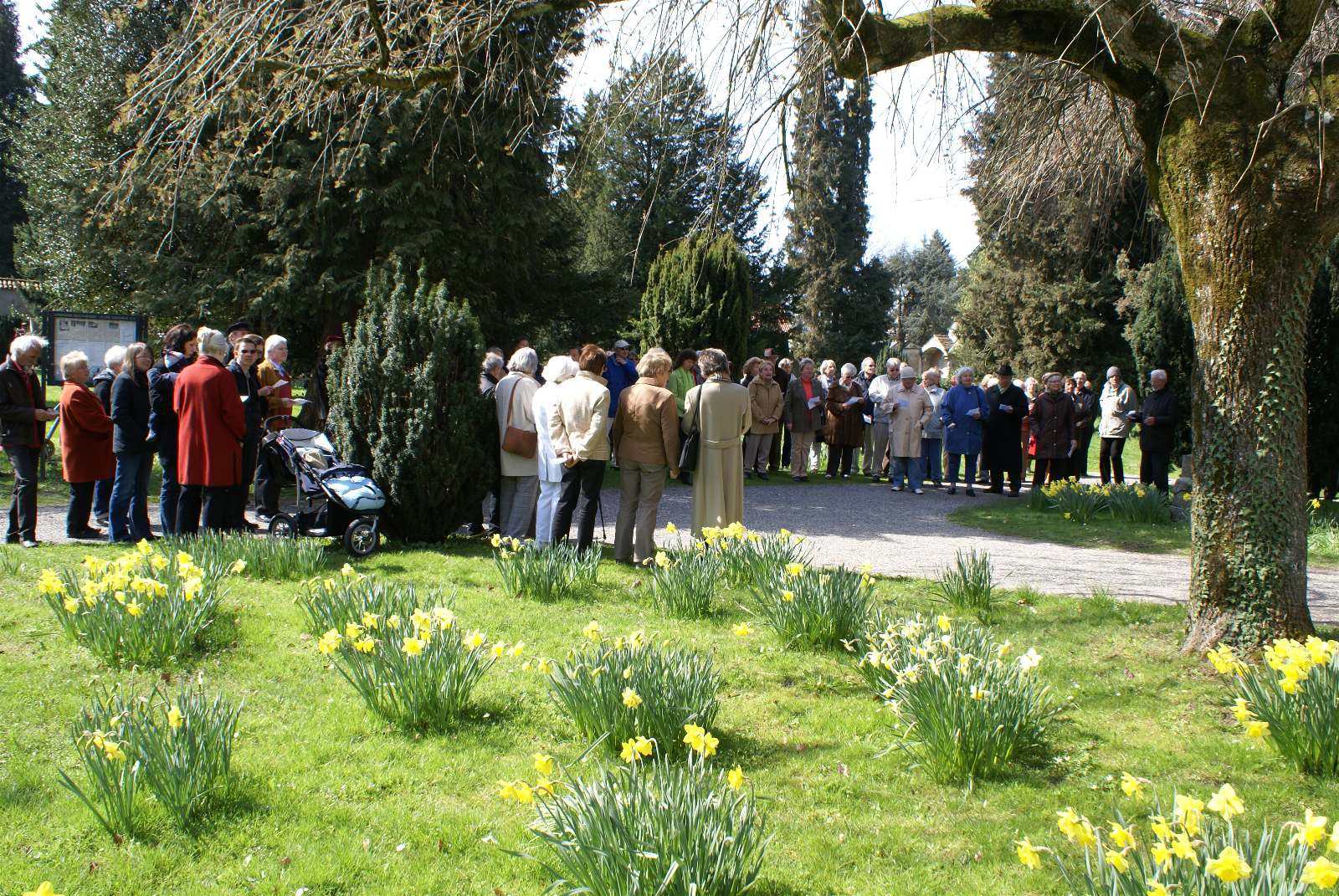 Großer Chor beim Frühlingssingen 2010 mit Bläsern