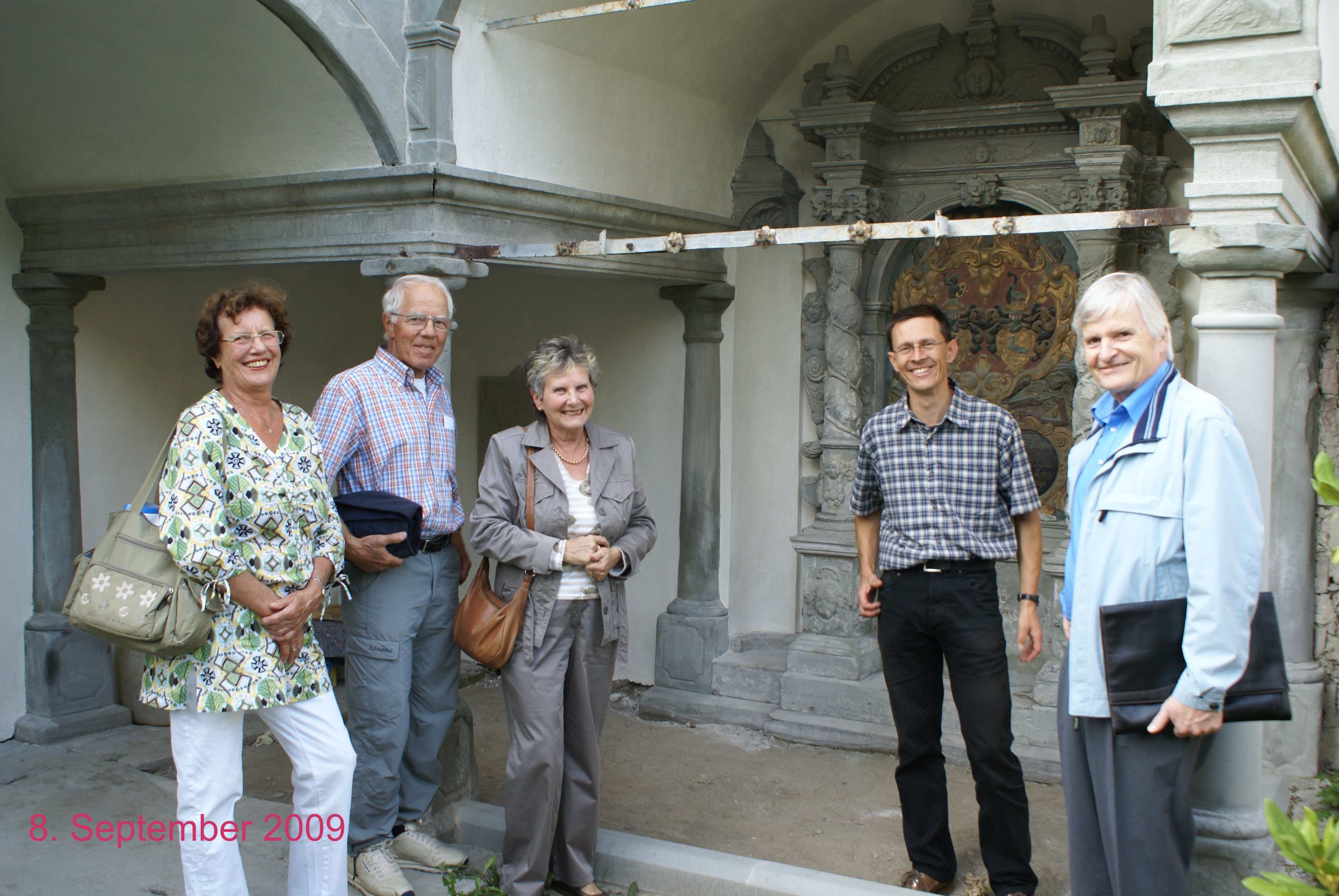 Der Vorstand begutachtet die Sanierung des Heider-Grabes 2010 v.l.: A. Kramer, W. Kleiner, R. Auer, M. May u. R. Keller