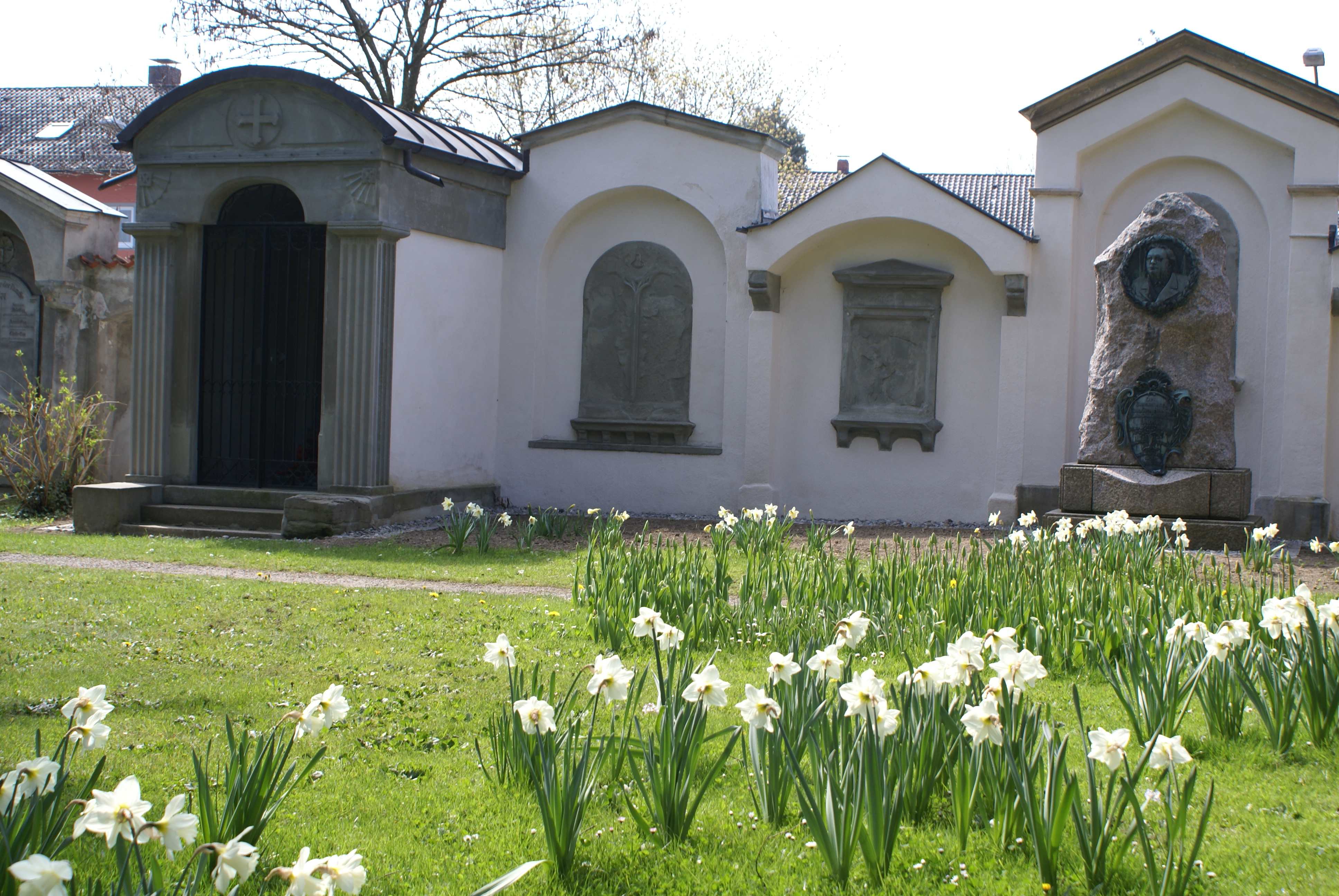 2010 übernahm der Museumsverein die Sanierung wichtiger Gräber