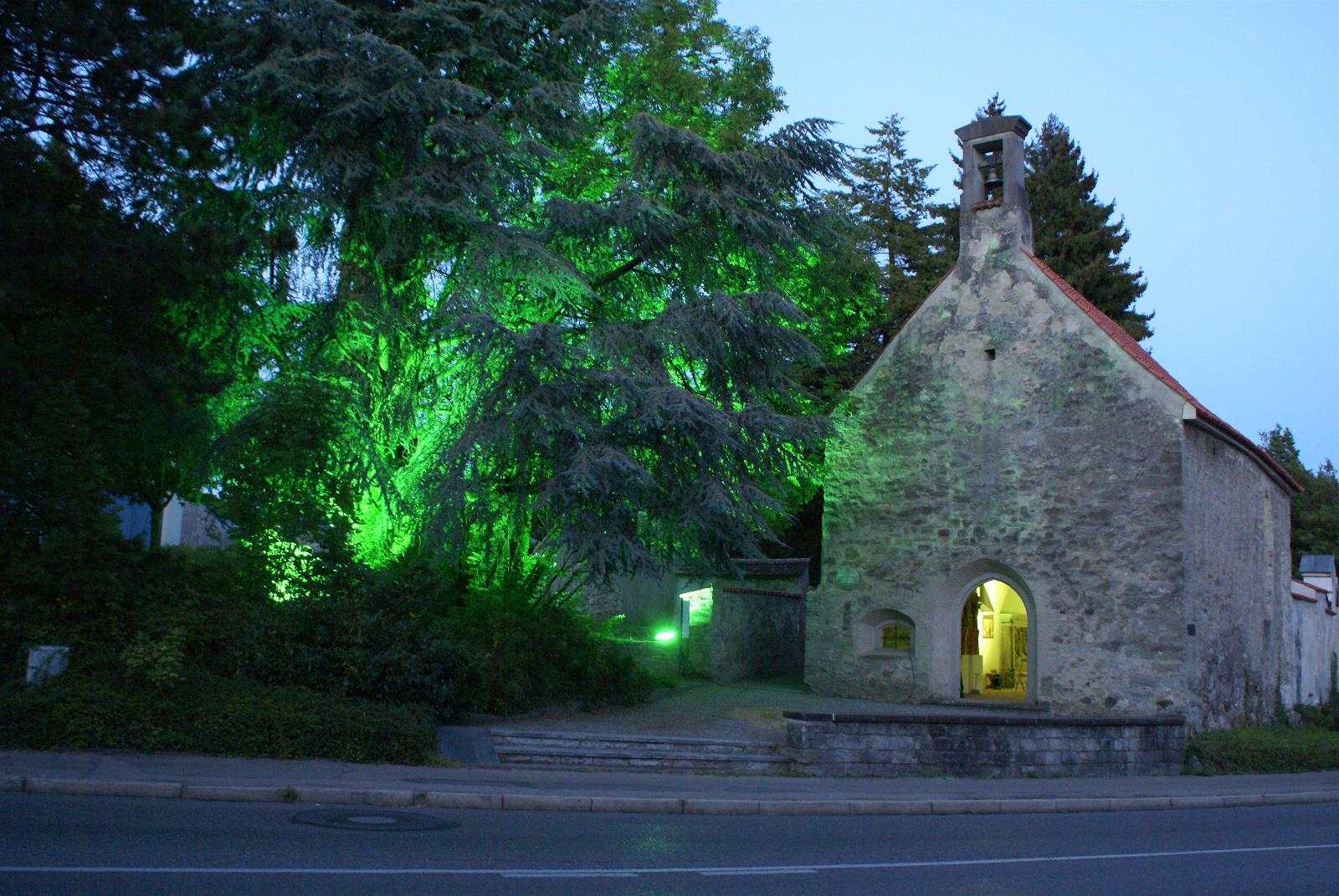 2012 erstrahlen Kapelle und Bäume beim Sommerfest