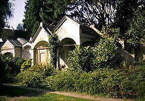 Grab 51 50 49 entlang der nordseitigen Friedhofmauer