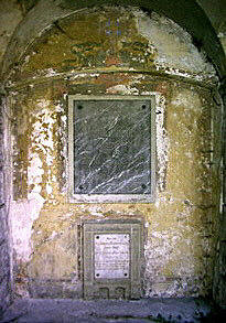 Grab 16 entlang der südseitigen Friedhofmauer