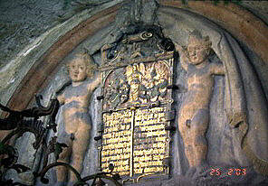 Grab 2 entlang der südseitigen Friedhofmauer