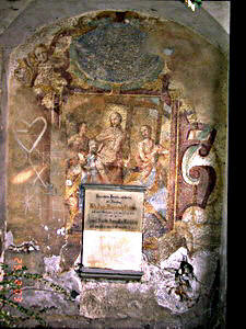 Grab 32 entlang der ostseitigen Friedhofmauer