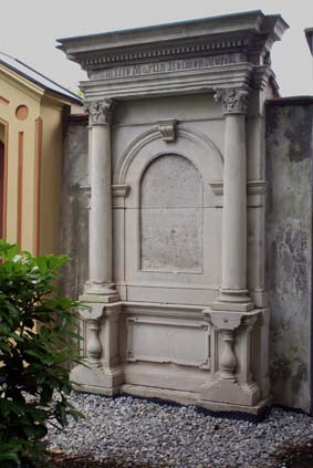  Saniertes Grab Helmendorfer auf dem alten Friedhof Lindau 