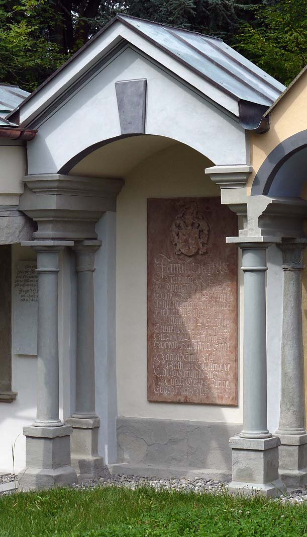 Schrifttafel des Familiengrabes Kick nach der Sanierung 
